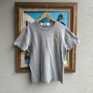 Comme des Garçons Koszulka Szara Haft M Vintage Streetwear - zdjęcie 2