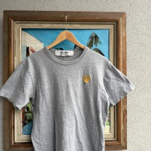 Comme des Garçons Koszulka Szara Haft M Vintage Streetwear - zdjęcie 4