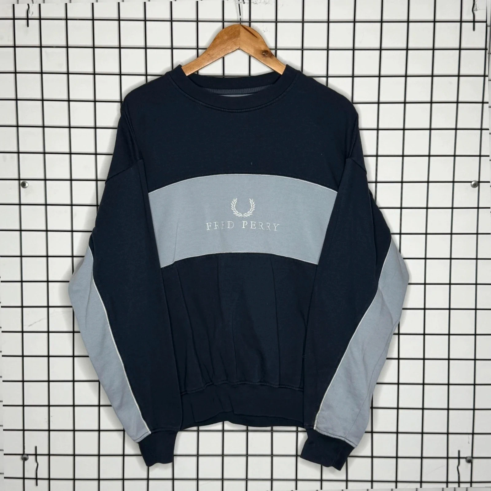 Fred Perry Bluza Crewneck Logo L Vintage Streetwear Niebieska - widok ogólny przód vintage