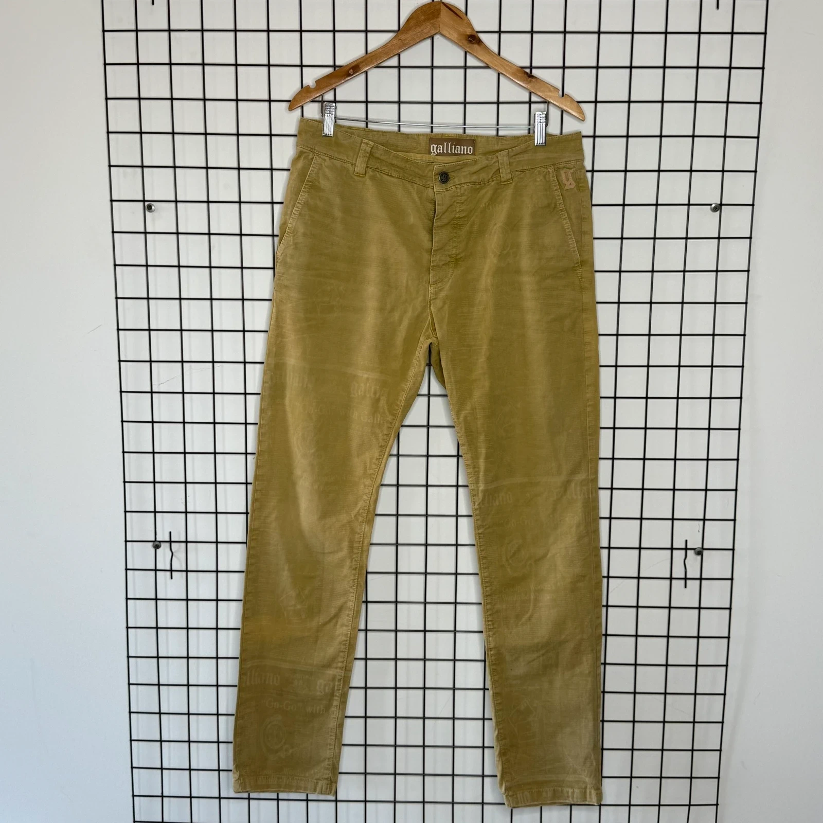 Galliano Spodnie Newspaper Print L Vintage Streetwear - widok ogólny przód vintage