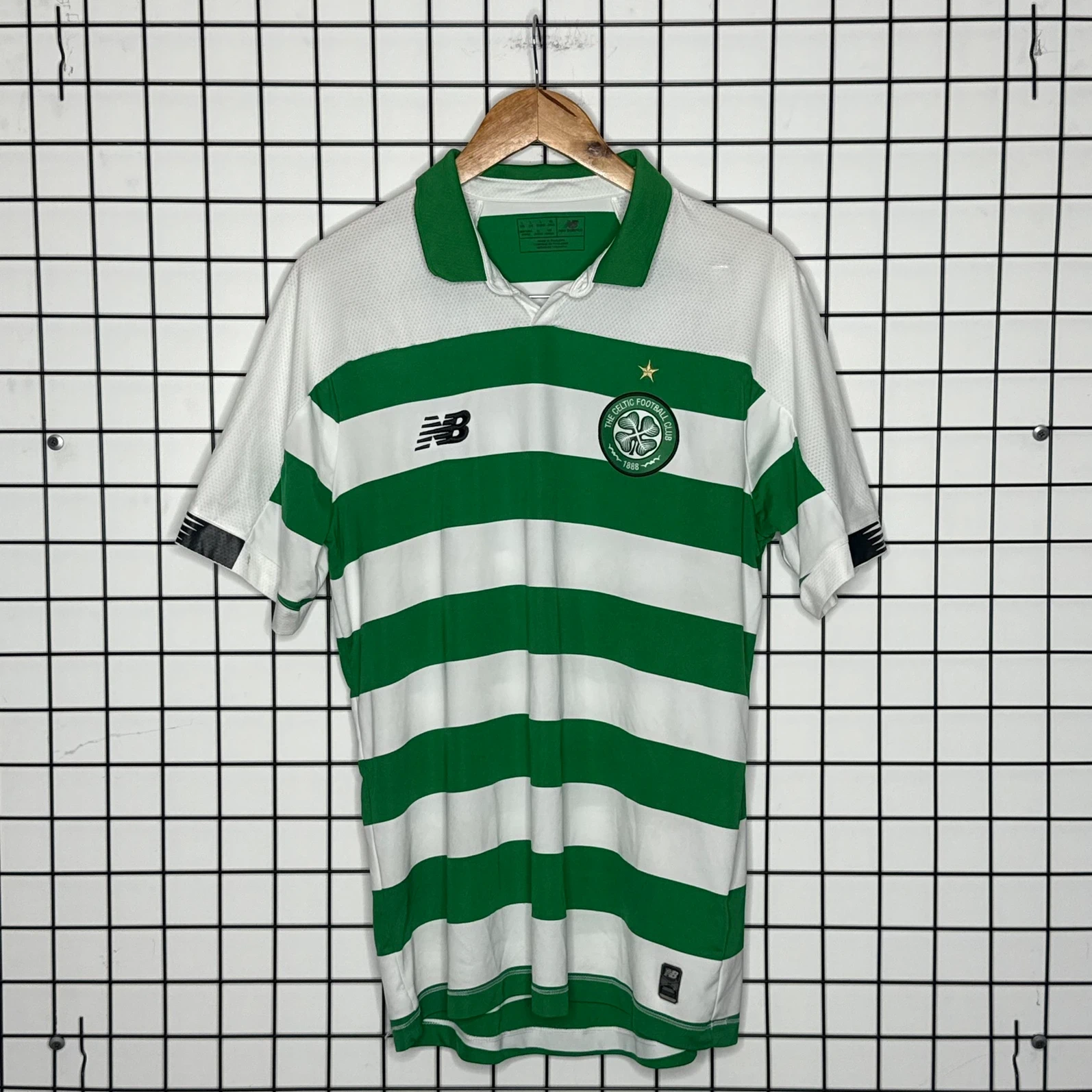 New Balance Koszulka Celtic w Paski L Vintage Streetwear - widok ogólny przód vintage