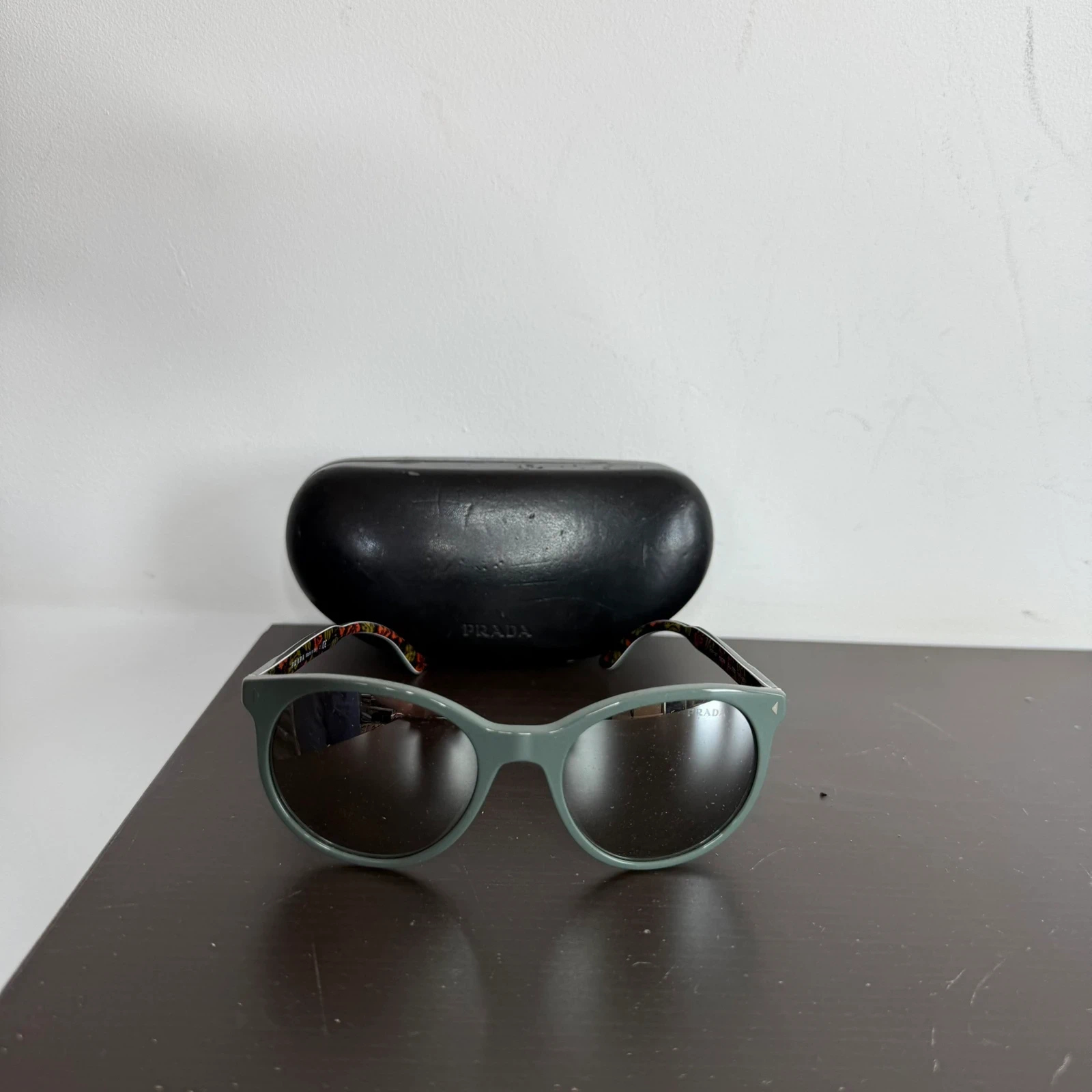 Prada Okulary Przeciwsłoneczne Damskie Vintage Streetwear - widok ogólny przód vintage