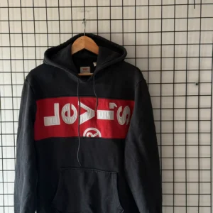 Levi's Bluza Hoodie Czarna z Haftem M Vintage Streetwear - zdjęcie 4