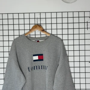 Tommy Hilfiger Bluza Szara z Nadrukiem XL Vintage Streetwear - zdjęcie 3